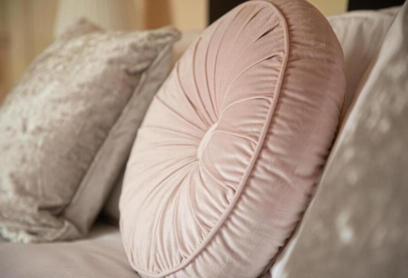 小型套房, The Berburry