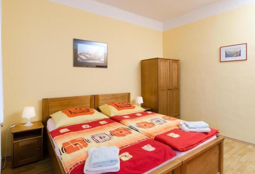 スタンダードスタジオ, Pension Ibérica