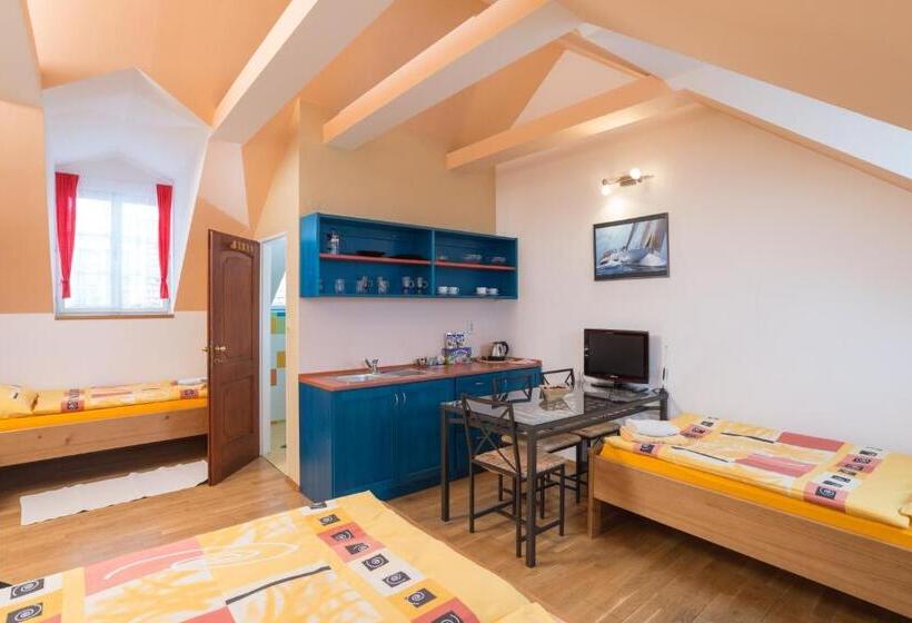 スタンダードトリプルルーム, Pension Ibérica