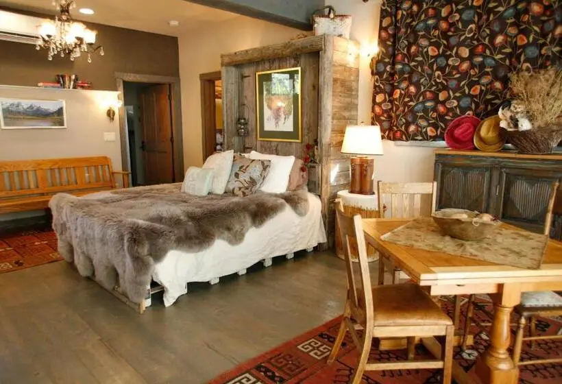 Ullakkosviitti, Swan River Inn