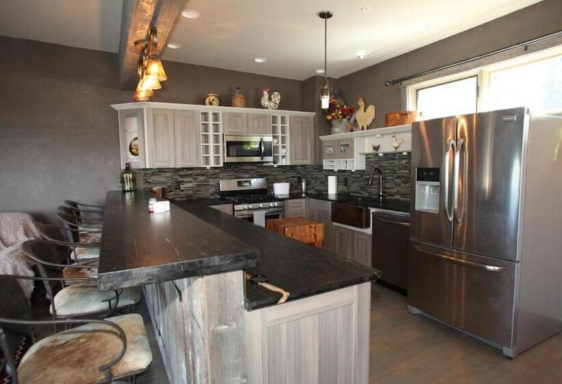 جناح دور أخير, Swan River Inn