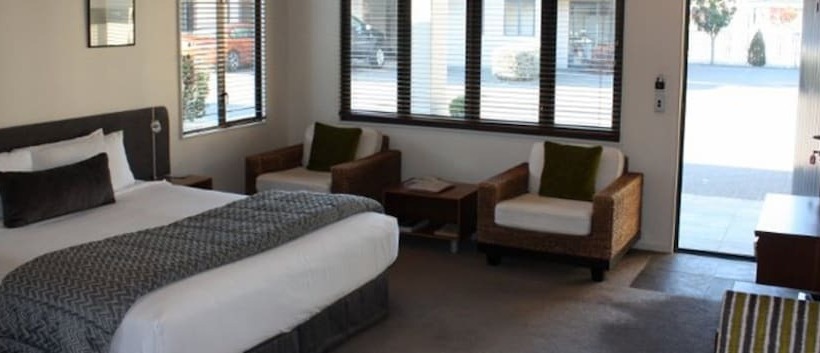 סטודיו אקזקיוטיב, Harvest Lodge Motel