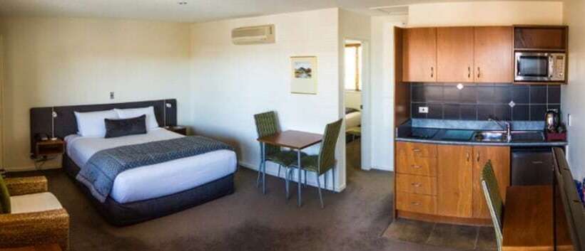 סטודיו אקזקיוטיב, Harvest Lodge Motel