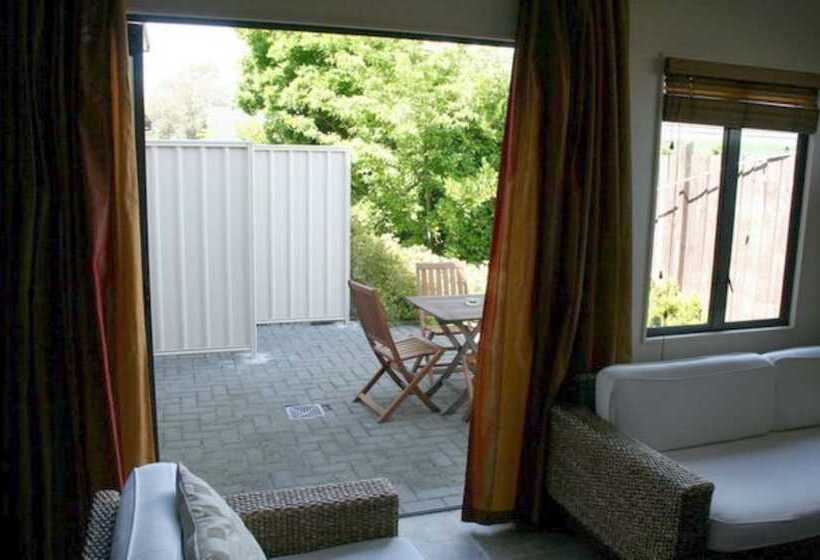 סטודיו אקזקיוטיב, Harvest Lodge Motel