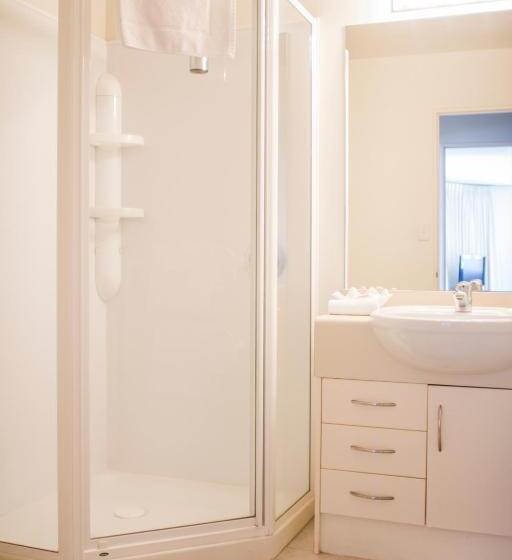 استوديو إدارى, Oceanside Resort & Twin Towers