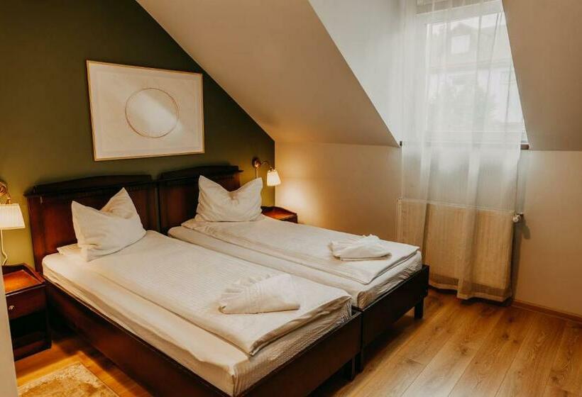 غرفة قياسية, Páva City