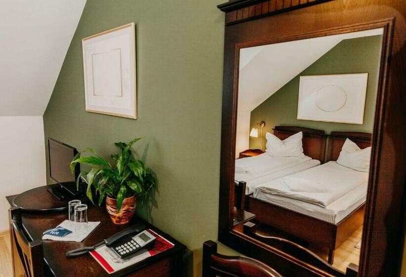 غرفة قياسية, Páva City