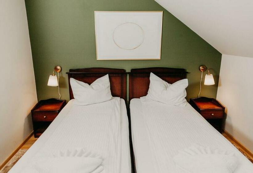 غرفة قياسية, Páva City