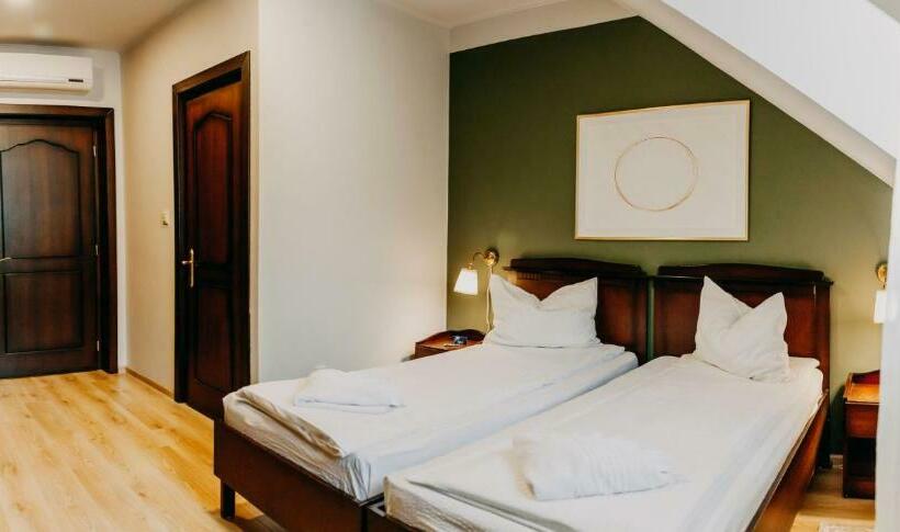 غرفة قياسية, Páva City