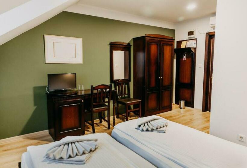 غرفة قياسية, Páva City