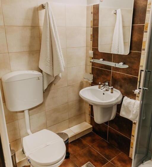 غرفة قياسية ثلاثية, Páva City