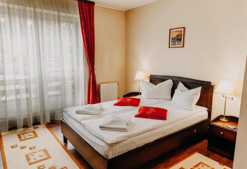 غرفة قياسية ثلاثية, Páva City