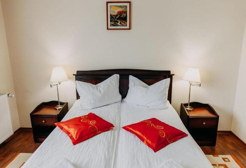 غرفة قياسية ثلاثية, Páva City