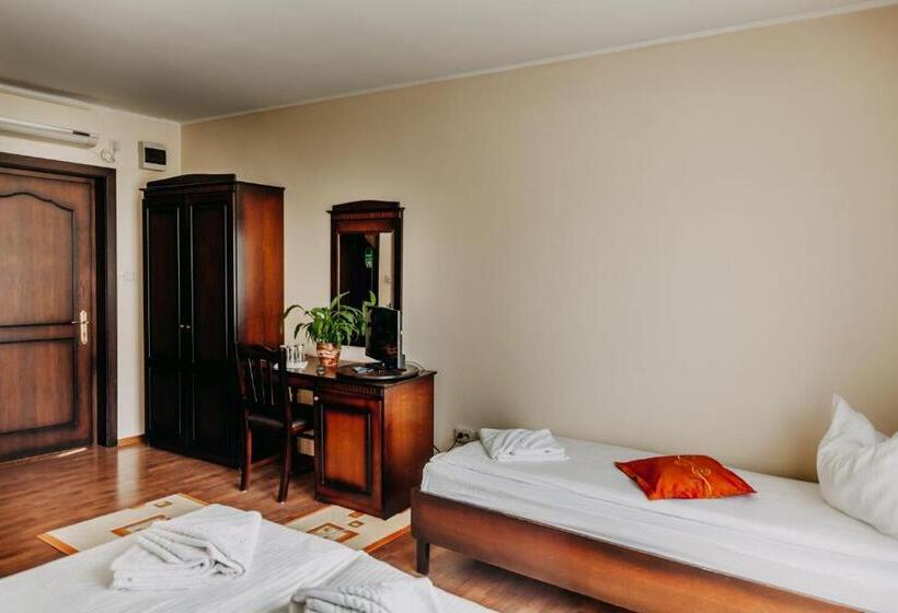 غرفة قياسية ثلاثية, Páva City