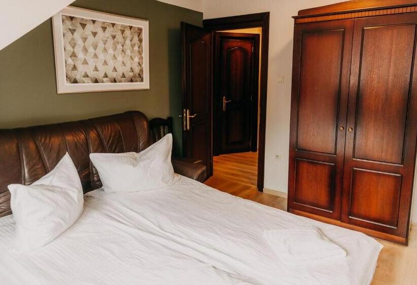 جناح عائلي, Páva City