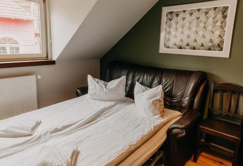 جناح عائلي, Páva City