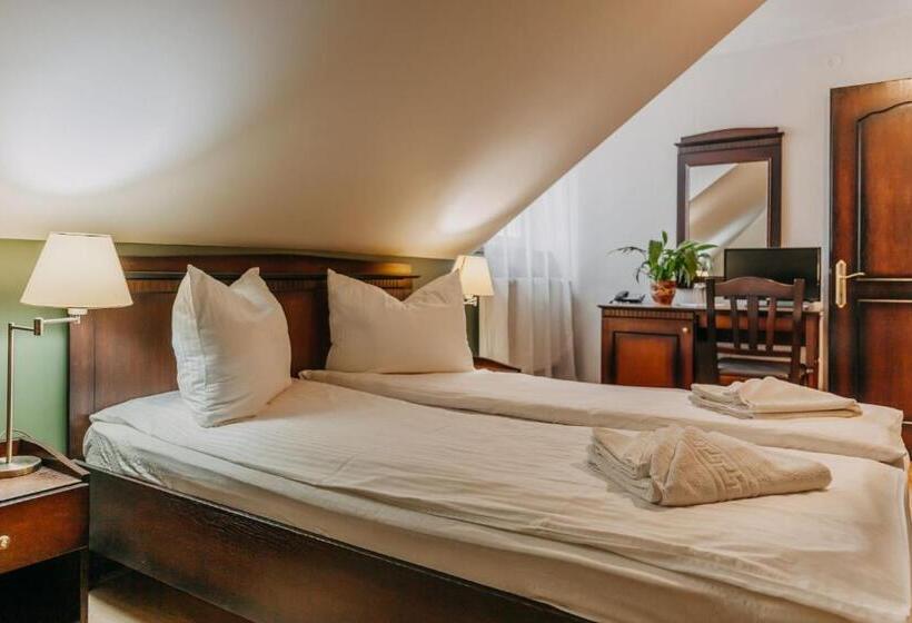 جناح عائلي, Páva City