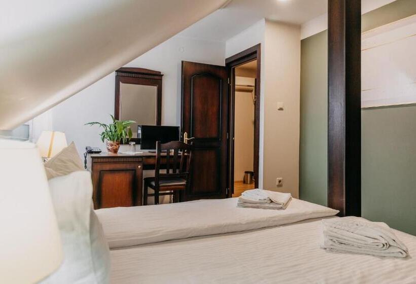 غرفة قياسية, Páva City