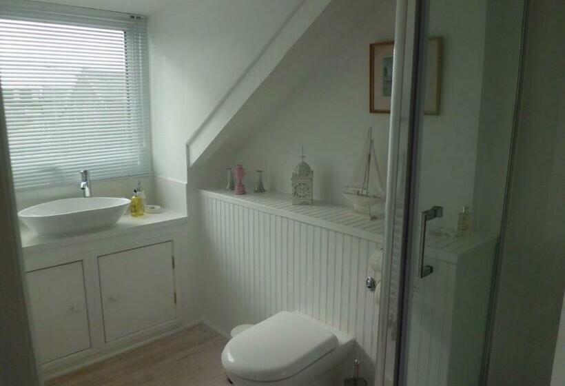 חדר דלוקס, The Chantry