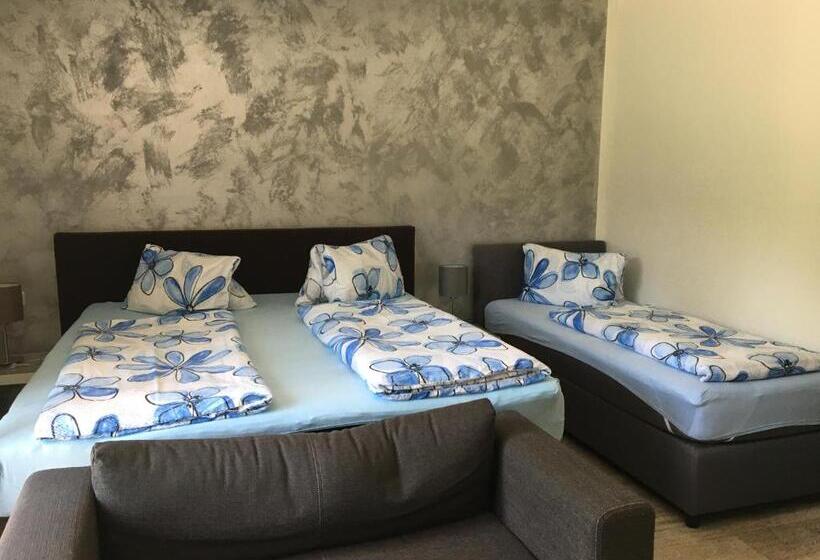 חדר סטנדרט לשלושה עם מרפסת, Pension Waldesruh