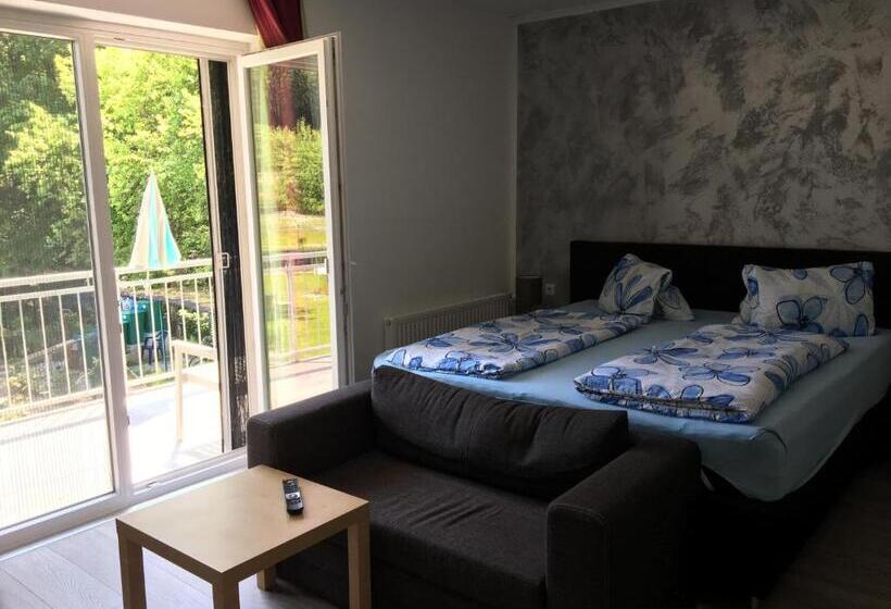 חדר סטנדרט לשלושה עם מרפסת, Pension Waldesruh