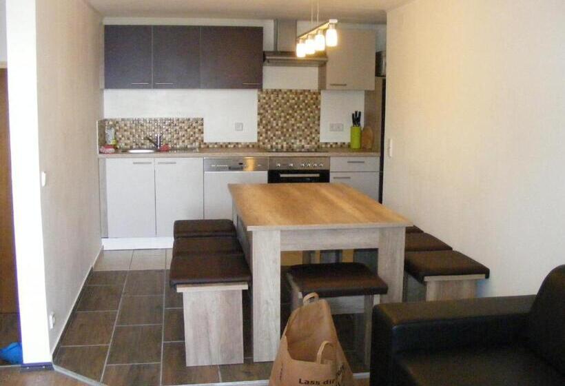 דירת שלושה חדרים, Pension Waldesruh