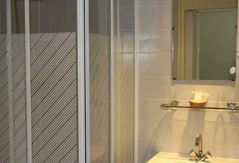 Standard Kolmen Hengen Huone, De Abdij