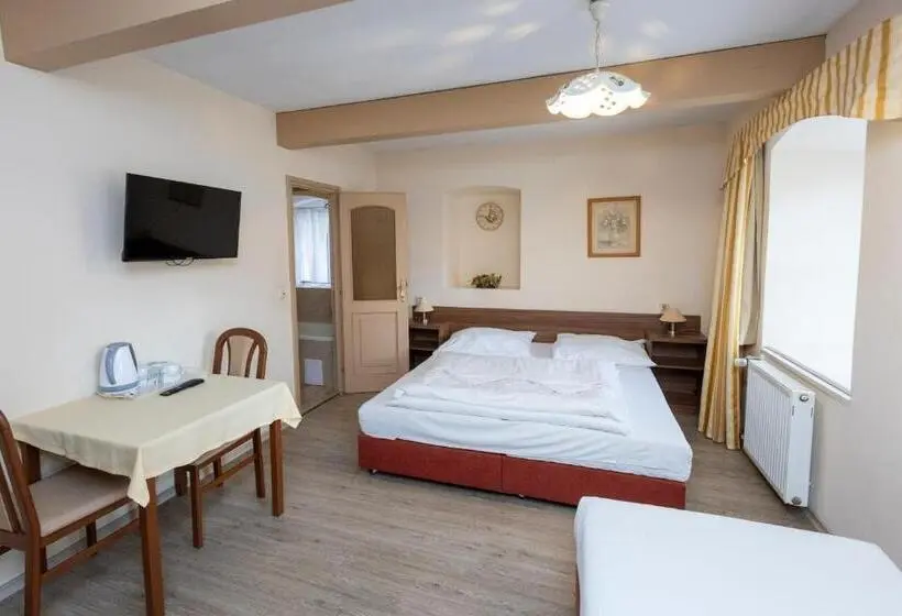 Habitació Triple Estàndard, Pension Centrum