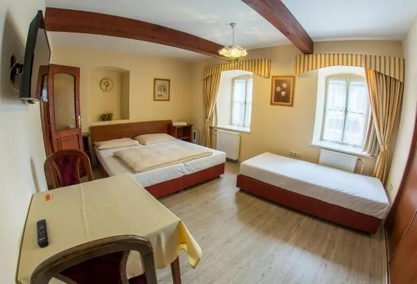Habitació Triple Estàndard, Pension Centrum