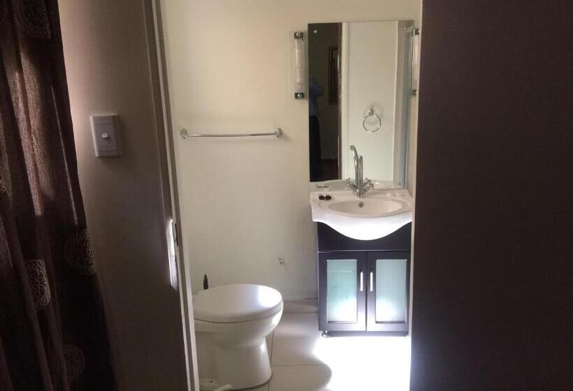 اتاق خانوادگی, Houghton Guest House