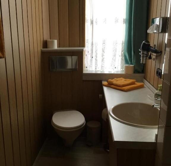 Habitació Triple Estàndard Bany Exterior, Pension Am Kirschberg