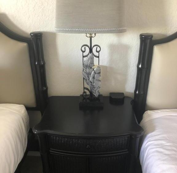 إستديو عائلى, Holiday Isles Resort