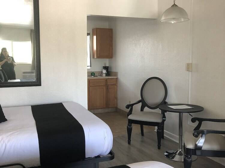 إستديو عائلى, Holiday Isles Resort