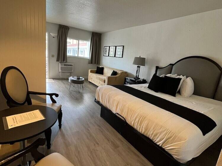 بنجلو قياسى, Holiday Isles Resort