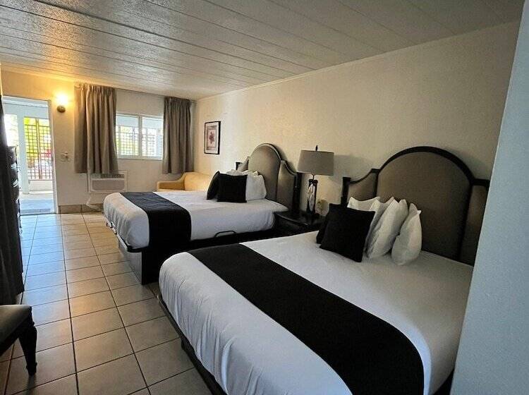 بنجلو قياسى, Holiday Isles Resort