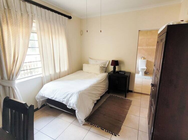 اتاق استاندارد یک نفره, Blue Hills Lodge