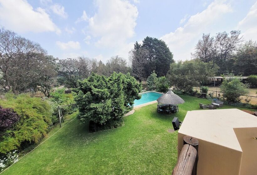 سوییت لوکس, Blue Hills Lodge