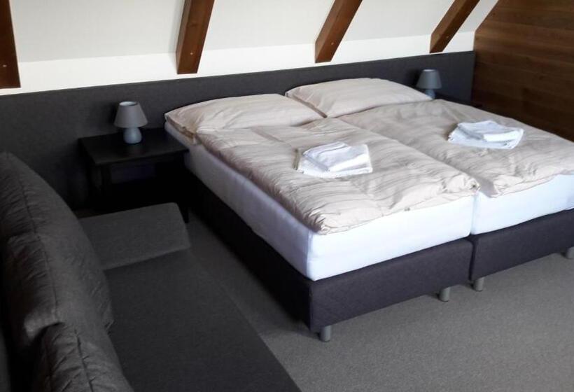 舒适三人间, Penzión Chata Valaška