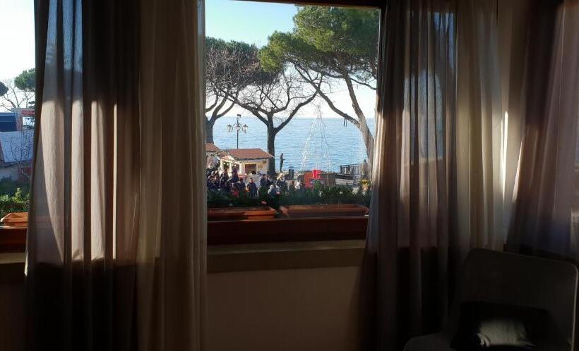 Suite with lake view, Casa Lady