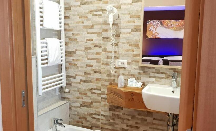 Suite with lake view, Casa Lady