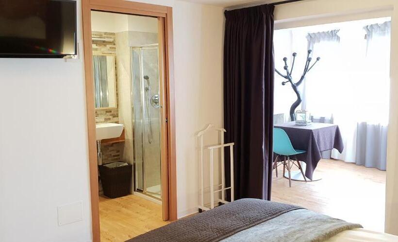 Suite with lake view, Casa Lady