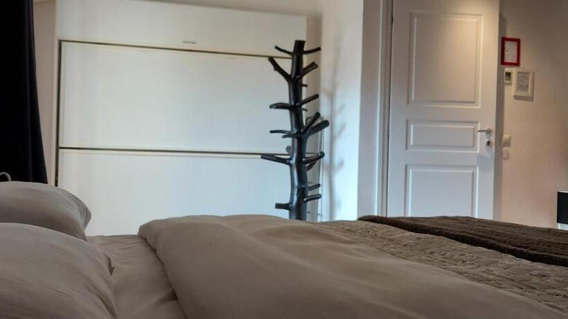 컴포트 룸, Casa Lady