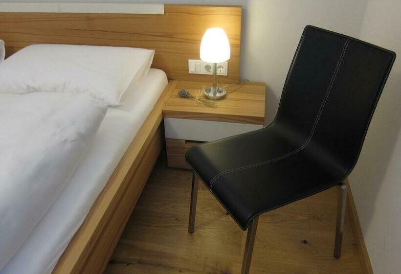 Номер Стандарт, Ernst Clüsserath Weingut & Weinhotelchen