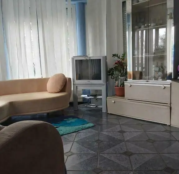 آپارتمان 1 خوابه, Fehér Hintó