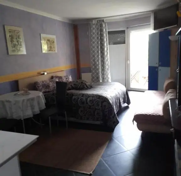 اتاق استاندارد با بالکن, Fehér Hintó