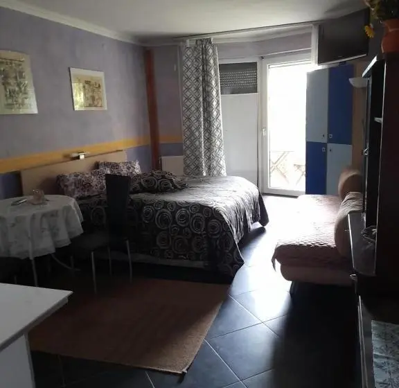 اتاق استاندارد با بالکن, Fehér Hintó