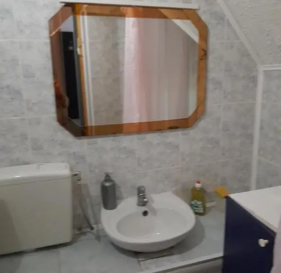 اتاق لوکس با بالکن, Fehér Hintó