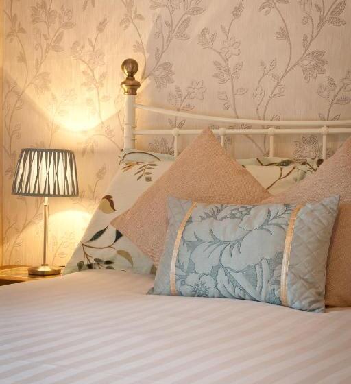 스탠다드 룸, Leonards Field House