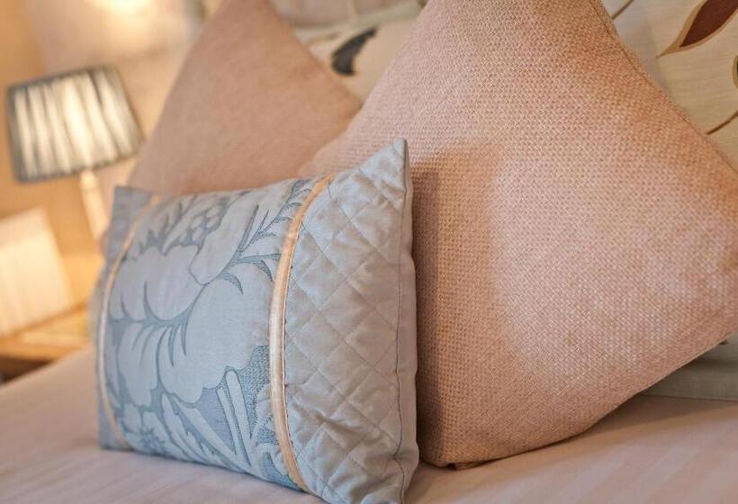 스탠다드 룸, Leonards Field House