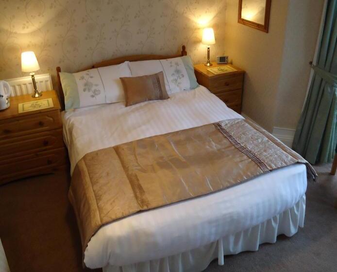 디럭스 룸, Leonards Field House